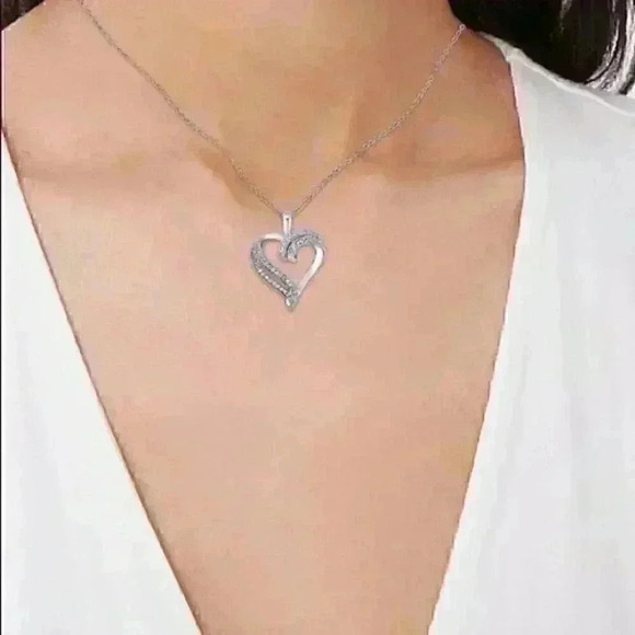 Macy’s new Cubic Zirconia Heart in fine silver - Picture 8 of 8